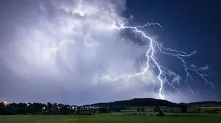 Jak się zachować, kiedy burza złapie nas na otwartej przestrzeni? Czy używanie telefonu jest bezpieczne?
