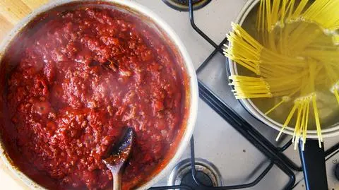 Sos do spaghetti – jaki jest najlepszy? Z czego zrobić? Pomysły i przepisy