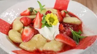 Kopytka z twarogiem i truskawkami 