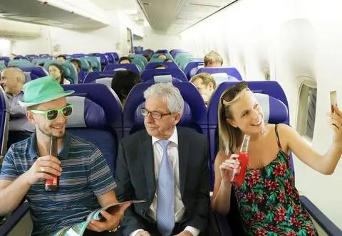 "Matka zostawiła dziecko w samolocie". Opowieści stewardessy o pijanych pasażerach 