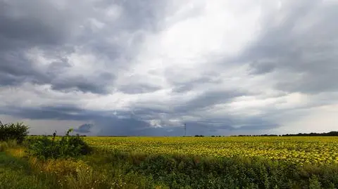 Pogoda na jutro. Będzie upalnie i burzowo. Gdzie aura zrobi się niebezpieczna?