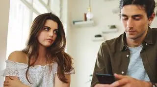 Phubbing może zniszczyć każdą relację? "Te zachowania wpływają na satysfakcję małżeńską"
