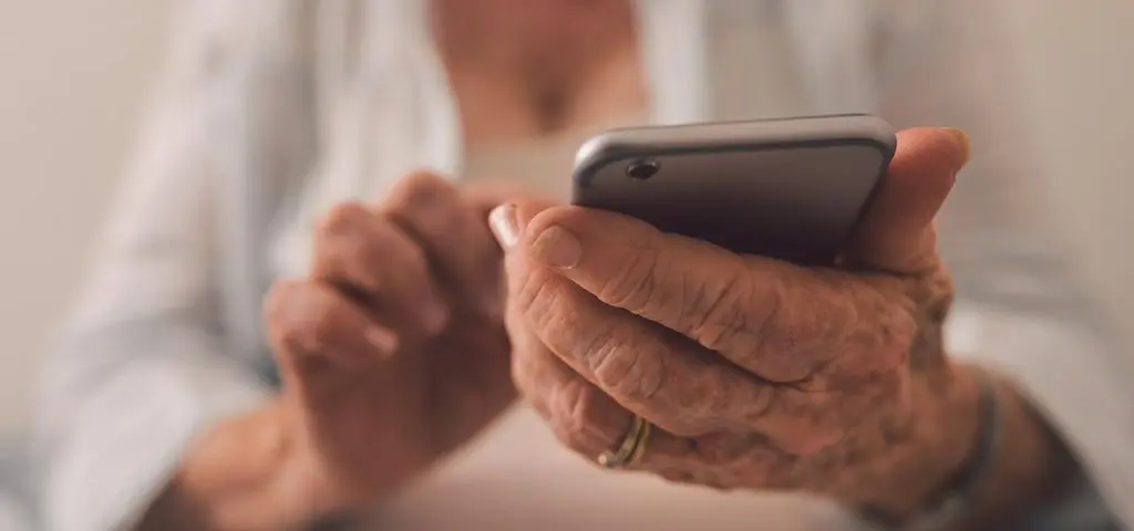 Seniorka uwierzyła w miłość "polskiego żołnierza", straciła 50 tys. zł. "Okazał się internetowym oszustem"