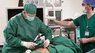 Jej brzuch szybko się powiększał, myślała, że jest w ciąży. Lekarze wykryli nie tylko potworniaka torbielowatego