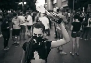 Koktajl Mołotowa – czym jest i jak powstaje? 