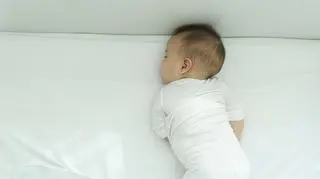 Półroczne dziecko zmarło podczas snu z matką