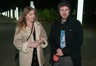 "Przez Atlantyk". Joanna Opozda pyta męża o obrączkę. Antek Królikowski szybko odpowiada