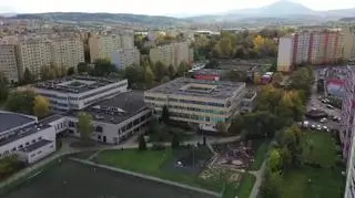 Uwaga! TVN: Szkoła pod ostrzałem snajpera. Metalowa kulka przeleciała tuż obok głowy dziecka