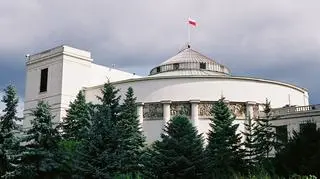 27 zmian w ustawach. Dotyczą m.in. 800 plus, emerytur, nauczycieli, wczasów pod gruszą 