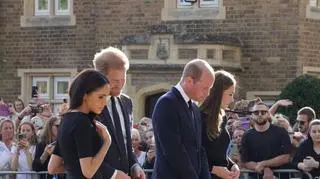 Meghan Markle, książę Harry, książę William i księżna Kate przed zamkiem Windsor