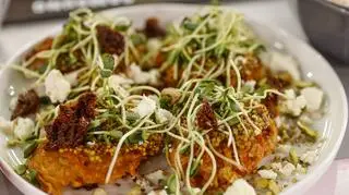 Marchewkowe placki z imbirem, feta i pistacjami według przepisu Darii Ładochy. 