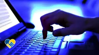 Dłonie na klawiaturze komputera