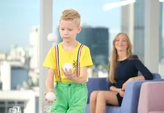Najmłodszy żongler w Polsce. Mama 9-latka: "Zaczął żonglować wszystkim, co mieliśmy w domu"