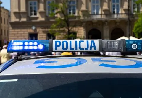 Nieprzytomna kobieta znaleziona na klatce schodowej w centrum miasta