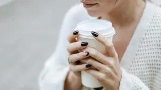 Ten manicure inspirowany jest lakierowaną skórą. Patent nails to hit wśród stylistów paznokci  