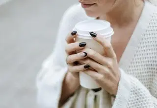 Ten manicure inspirowany jest lakierowaną skórą. Patent nails to hit wśród stylistów paznokci  