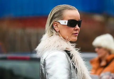 Tłuste włosy mocnym trendem na 2024 rok. Jak je stylizować? 