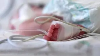 3-miesięczny maluch z obrażeniami głowy trafił do szpitala. "Zostały przedstawione zarzuty"
