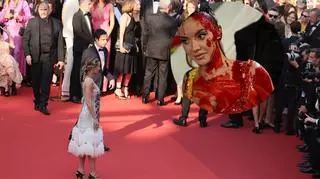 Krew na czerwonym dywanie w Cannes. Pozująca kobieta wywołała zamieszanie