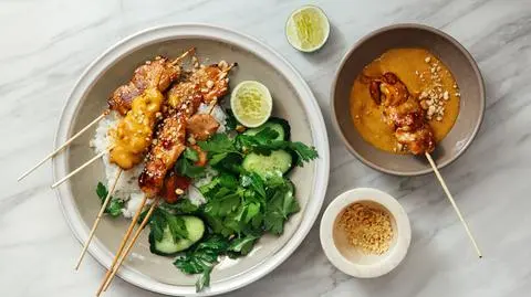 Kurczak satay z sosem orzechowym – przepis na tajskie danie