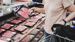 Oto prosty sposób na sprawdzenie świeżości mięsa w sklepie. Na czym polega "test palca"?