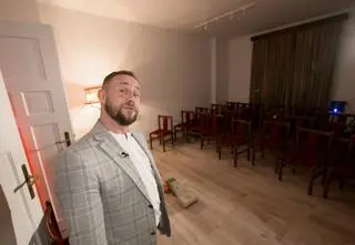 Otworzył teatr we własnym mieszkaniu. Publiczność go uwielbia