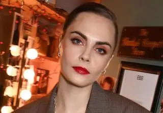 Old lady make-up. Powrót kontrowersyjnych trendów z lat 90.