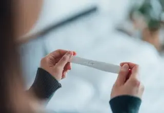 Zagnieżdżenie zarodka. Ile dni po stosunku musi upłynąć, żeby można było wykonać test ciążowy?