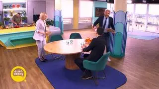 Barista przygotowuje kawę