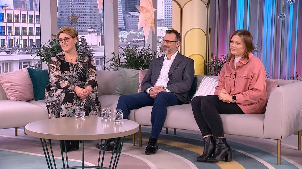 Goście na kanapie w studio
