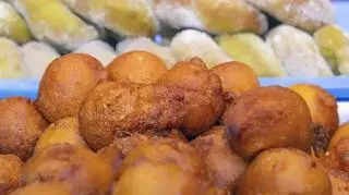 Ten przepis podbija internet. Bananowe pączki tylko z czterech składników