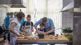 Zaproś dziecko do kuchni: wspólne gotowanie to okazja do poznania rodzinnych tradycji