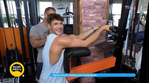 Mikołaj Roznerski na siłowni 