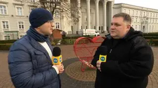 Ksiądz niesie pomoc potrzebującym. "Nie chodzi tylko o to, żeby dać ludziom jeść, bo to jest najprościej"