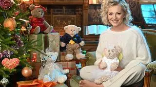 Dorota Szelągowska z misiem Fundacji TVN. 