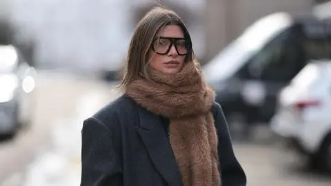 Szalik - dodatek, który będzie grał pierwsze skrzypce w jesiennych stylizacjach. Sprawdź, czym jest "scarf dressing"