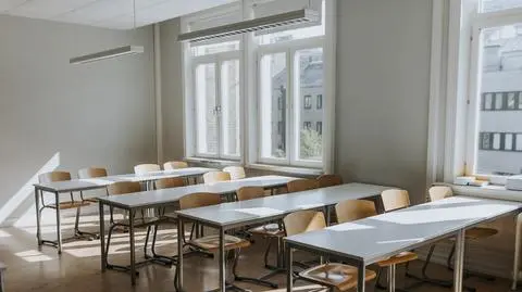 Masowe oklejanie szyb w szkołach w Estonii. To obrona przed dronami