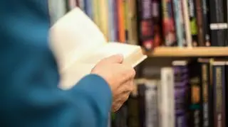 Zyta Rudzka laureatką Nagrody Literackiej Nike 2023.  O czym jest książka "Ten się śmieje, kto ma zęby"?