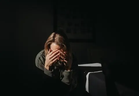 Pomoc dla osób w kryzysie – gdzie i jak jej szukać? 