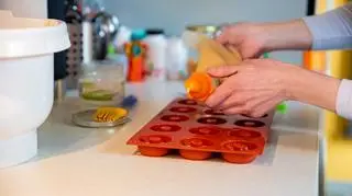 Pieczone donuty, czyli mniej kaloryczna wersja tych tradycyjnych. Jak je przygotować?