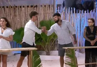 "Hotel Paradise 4". Uczestnicy wyeliminowali jedną parę. Polały się łzy. "Czułem się tutaj jak w domu"