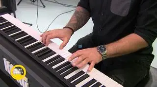 Kris Forbot z zespołem w utworze "Nic więcej"