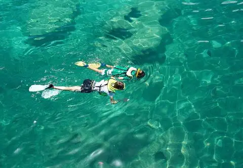 Nowożeńcy porzuceni na środku oceanu. "Zdali sobie sprawę, że łódź ich opuściła" 