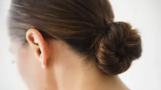 Ten francuski kok będzie jednym z najmodniejszych upięć na wiosnę. Jak go wykonać?