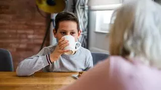 Twoje dziecko pije napoje z kofeiną? W przyszłości może częściej sięgać po alkohol. "Efekt toksykologiczny"
