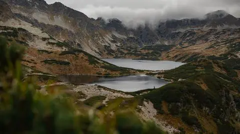 Tatry. Porywy halnego na szczytach przekraczają 100 km/h