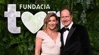 Ambasador USA Mark Brzeziński i jego partnerka Olga Leonowicz na Balu Nocy Letniej Fundacji TVN