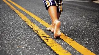 3-latek bez butów błąkał się po ruchliwym skrzyżowaniu. Był przestraszony, nie umiał mówić