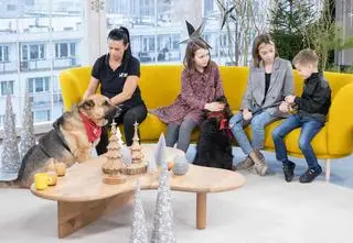 Dzieci pomagają zwierzętom. Zaangażuj się i ty! Czesio i Antoni czekają na kochający dom