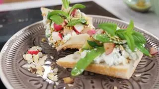 Grzanki z rzodkiewkami na ciepło, z serową pastą domowej roboty